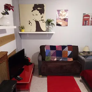 Familial Pour 2,3,4 Personnes De 44m2- Accessible Handic -rez De Chaussee-vues Sur Rue Et Patio Prive - Sejour, Separee-cuisine,salle De Bain,lit Double Et Canape-lit 2pers-entree De La Rue Berzelius-5 Minutes Du Metro Brochant-lig Paris